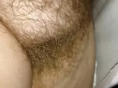 Standingnext para a cama, a camisola, buceta peluda, tetas