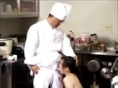 Cozinheiro de restaurante chinês fode empregada milf quente