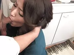 Morena com um colarinho obtém seu clitóris brincou com brinquedos