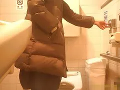 Mãe madura de banheiro público