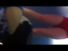 Adolescente tímido com completo arbusto e grandes mamas após nadar
