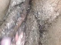 Tocar o solo de ébano molhada buceta peluda